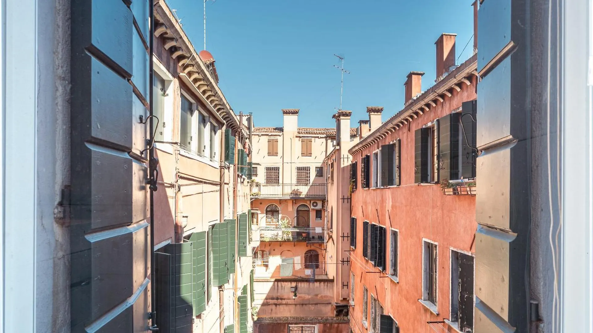 In The Center Of Venice Near The Rialto Bridge 0*,